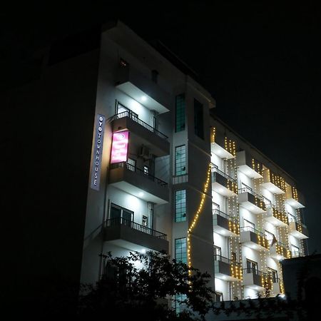 Townhouse Navneeta Grand Hotel Kakarmatha ภายนอก รูปภาพ