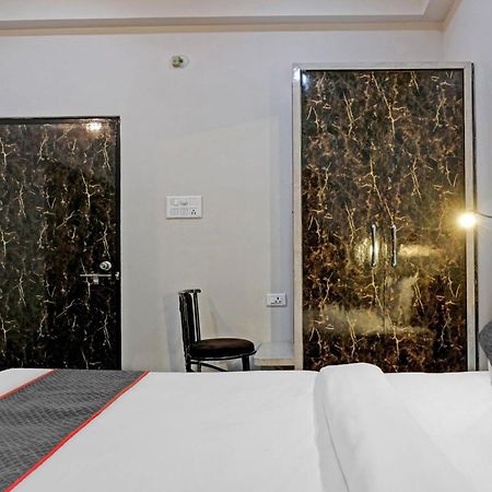 Townhouse Navneeta Grand Hotel Kakarmatha ภายนอก รูปภาพ