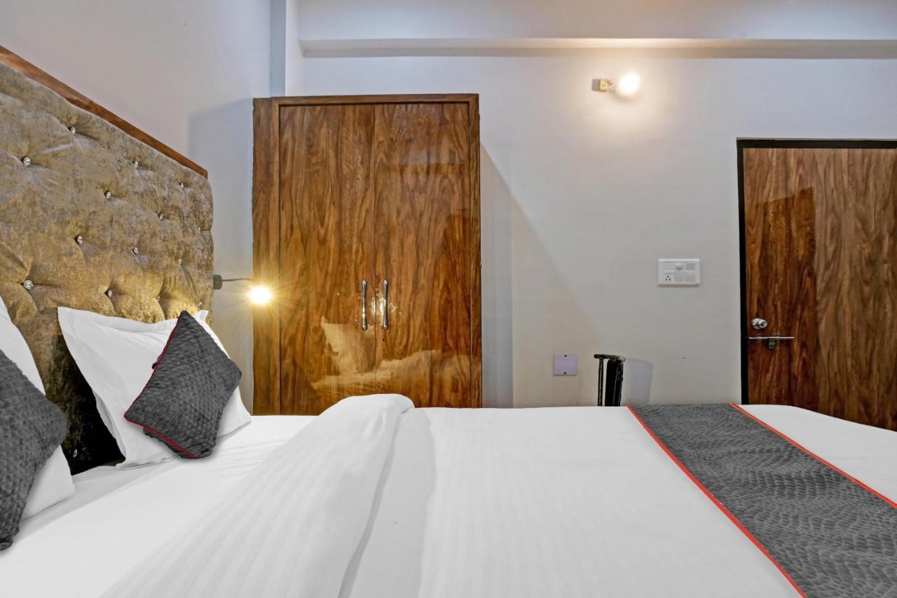 Townhouse Navneeta Grand Hotel Kakarmatha ภายนอก รูปภาพ