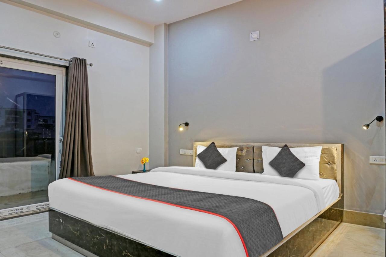 Townhouse Navneeta Grand Hotel Kakarmatha ภายนอก รูปภาพ
