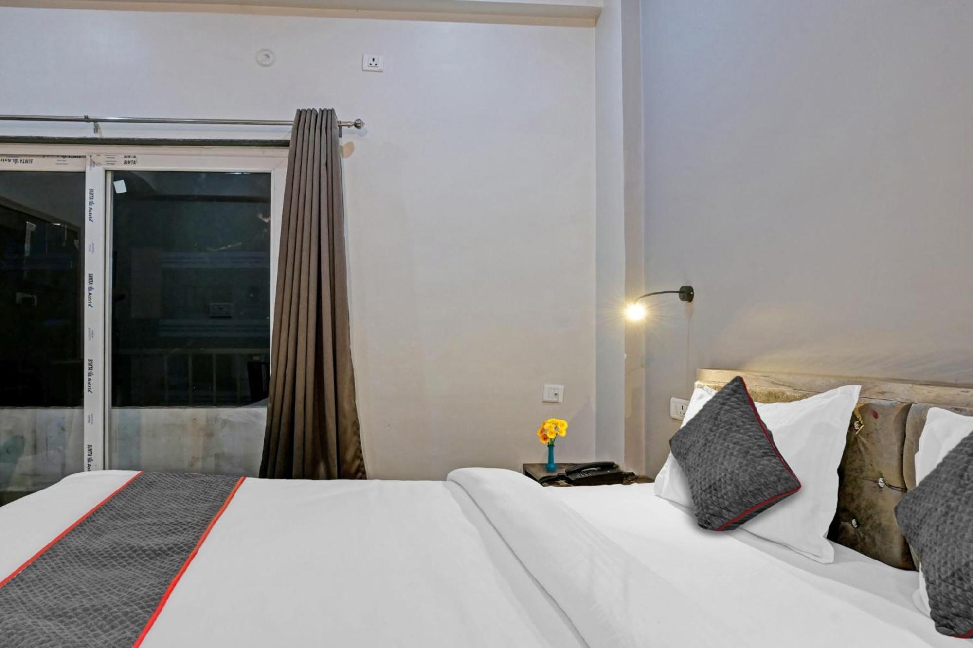 Townhouse Navneeta Grand Hotel Kakarmatha ภายนอก รูปภาพ
