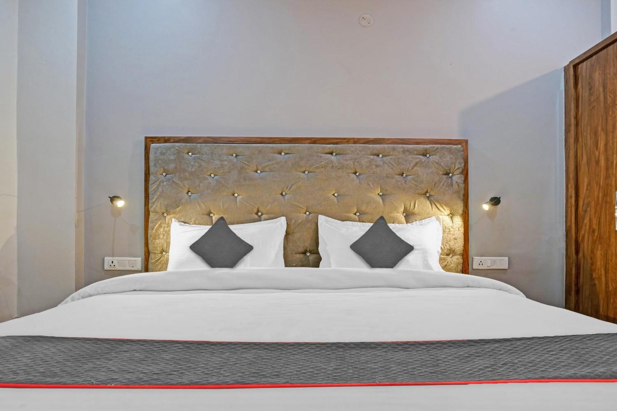 Townhouse Navneeta Grand Hotel Kakarmatha ภายนอก รูปภาพ