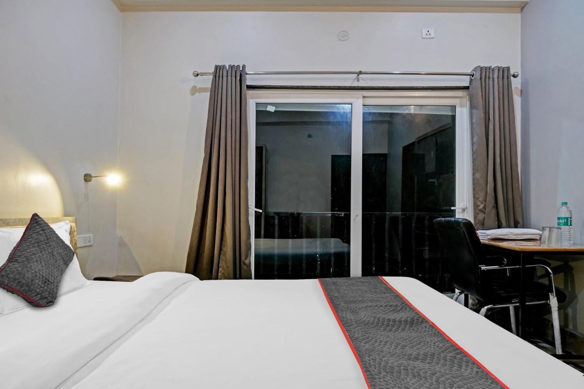 Townhouse Navneeta Grand Hotel Kakarmatha ภายนอก รูปภาพ