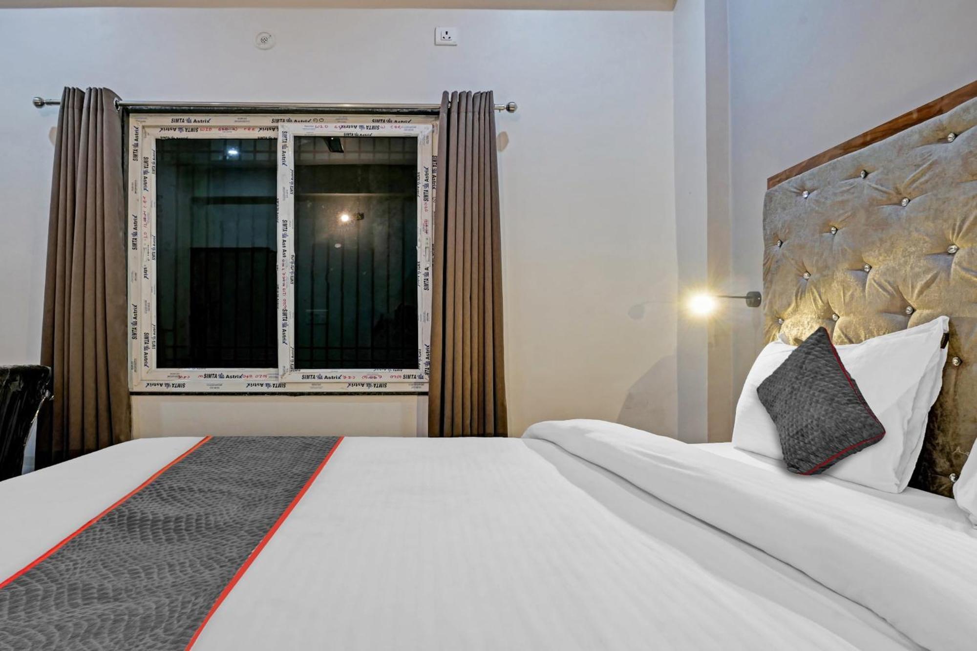 Townhouse Navneeta Grand Hotel Kakarmatha ภายนอก รูปภาพ