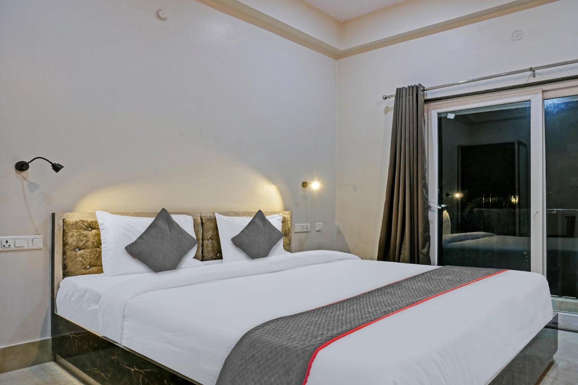 Townhouse Navneeta Grand Hotel Kakarmatha ภายนอก รูปภาพ