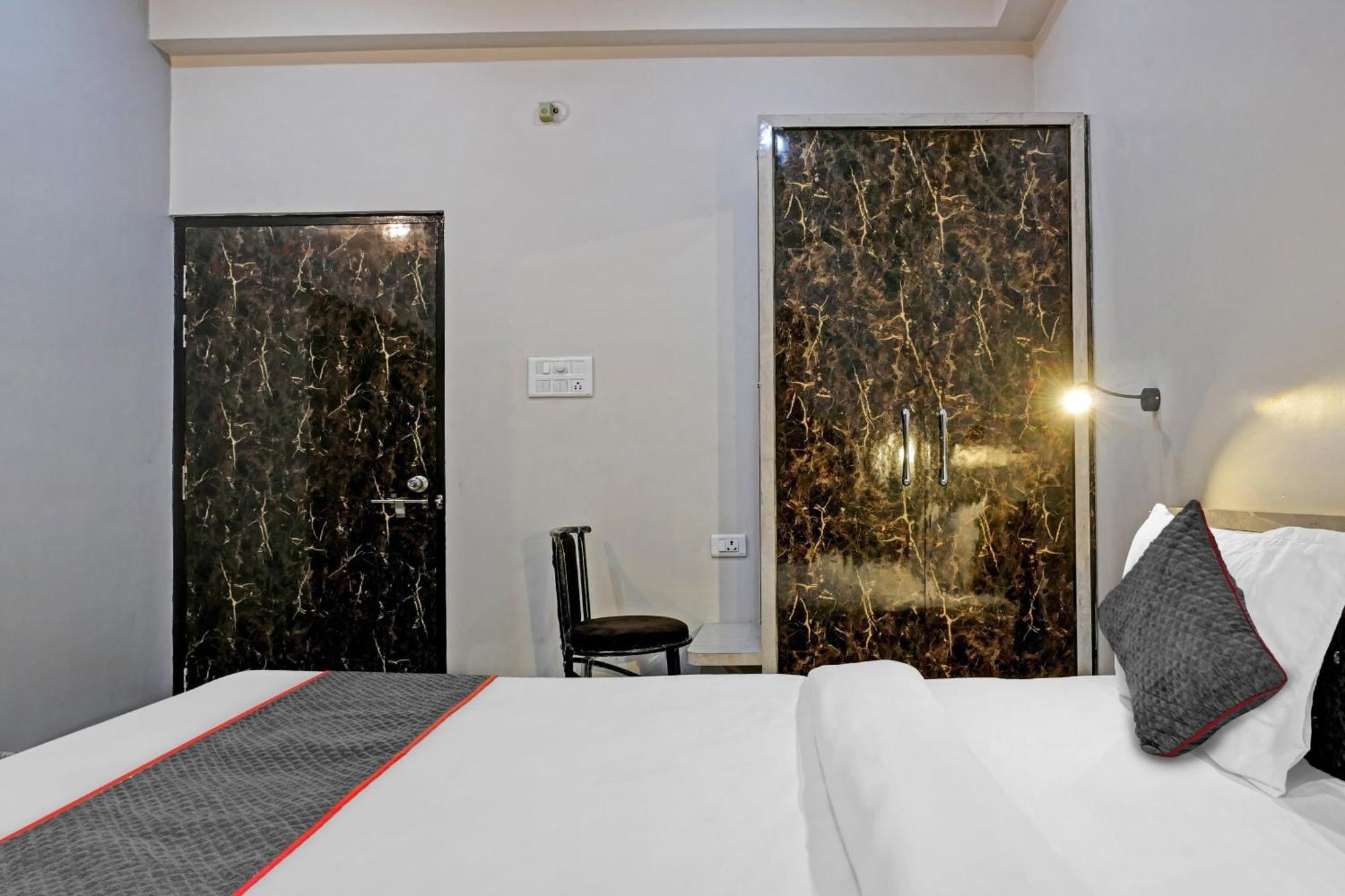 Townhouse Navneeta Grand Hotel Kakarmatha ภายนอก รูปภาพ