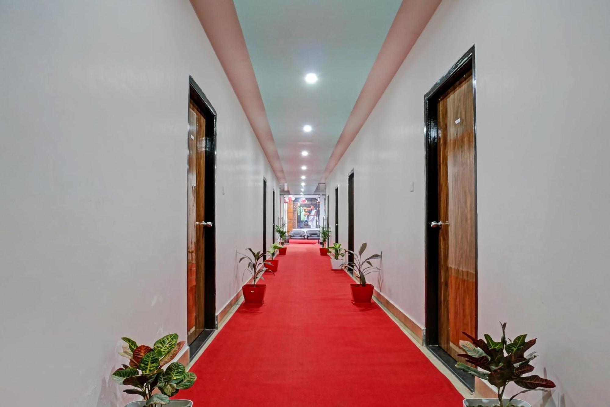 Townhouse Navneeta Grand Hotel Kakarmatha ภายนอก รูปภาพ