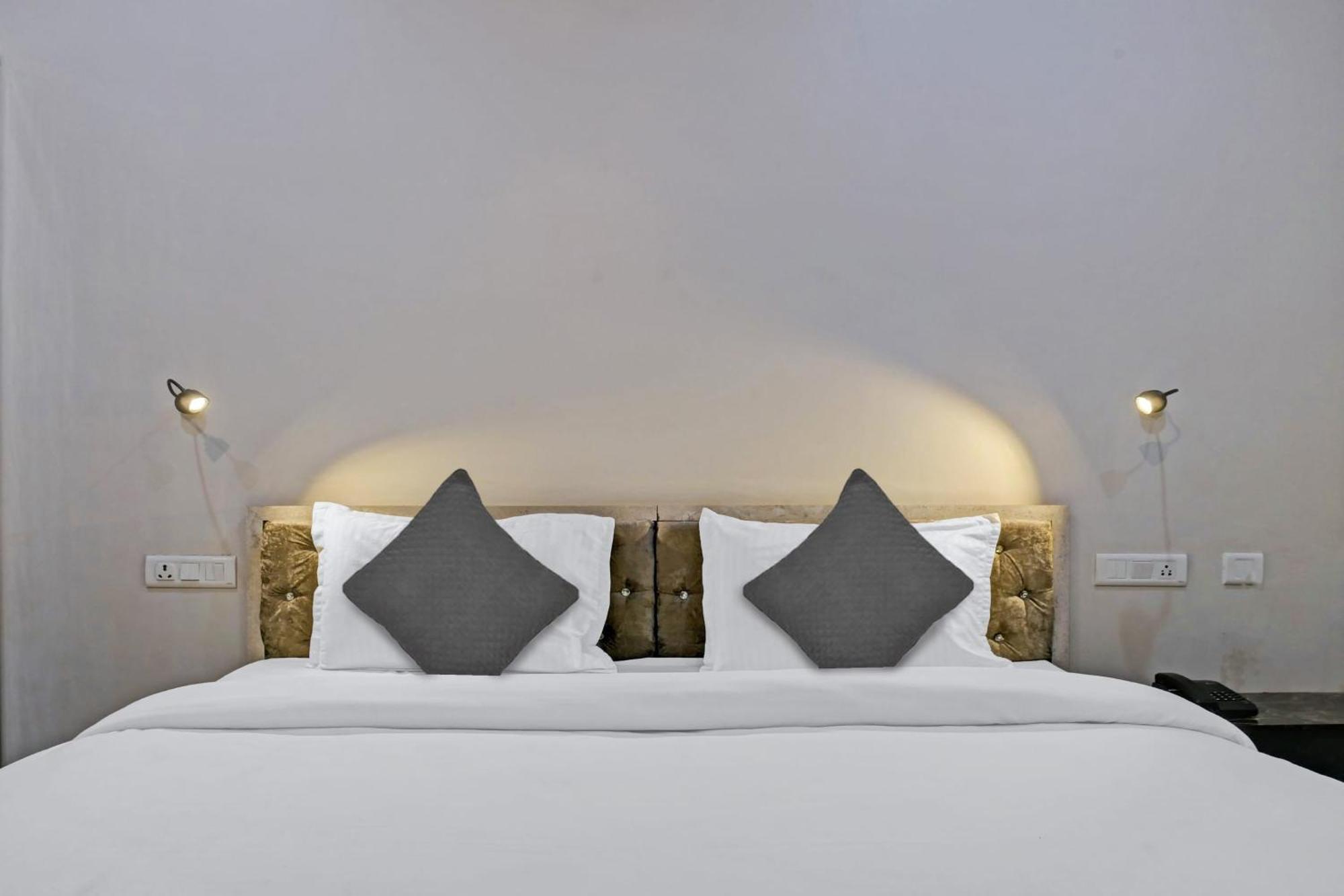 Townhouse Navneeta Grand Hotel Kakarmatha ภายนอก รูปภาพ