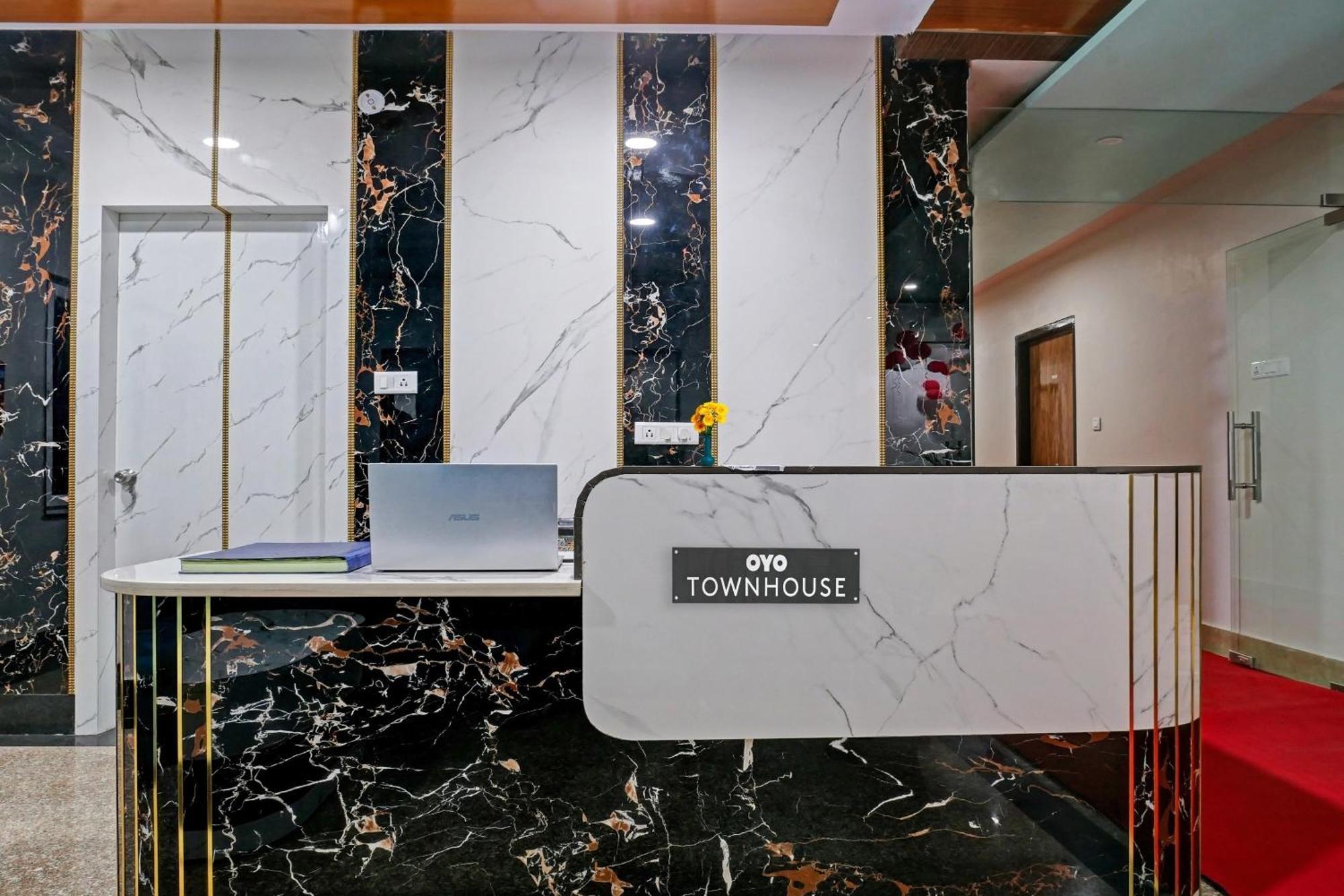 Townhouse Navneeta Grand Hotel Kakarmatha ภายนอก รูปภาพ