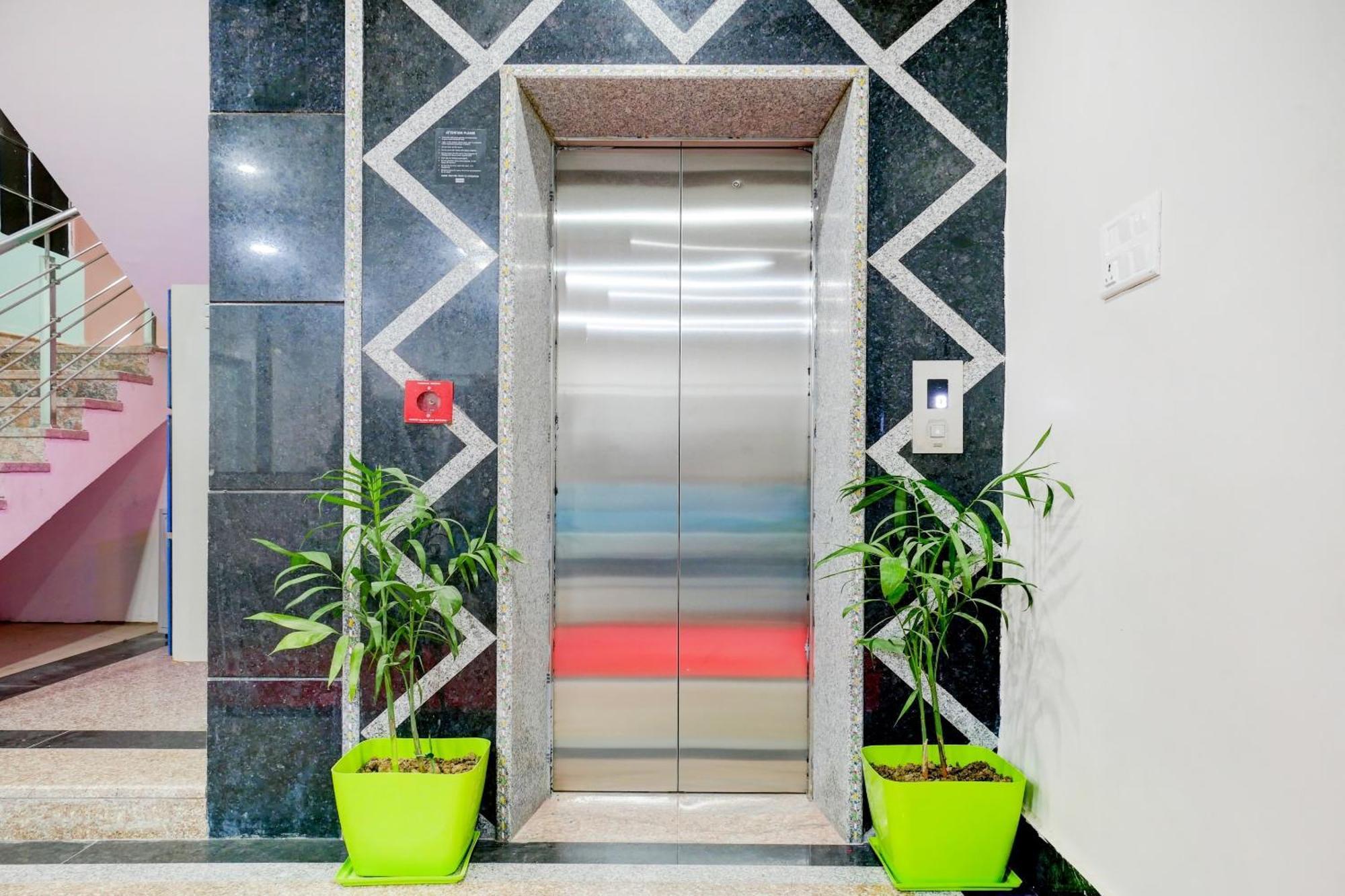 Townhouse Navneeta Grand Hotel Kakarmatha ภายนอก รูปภาพ