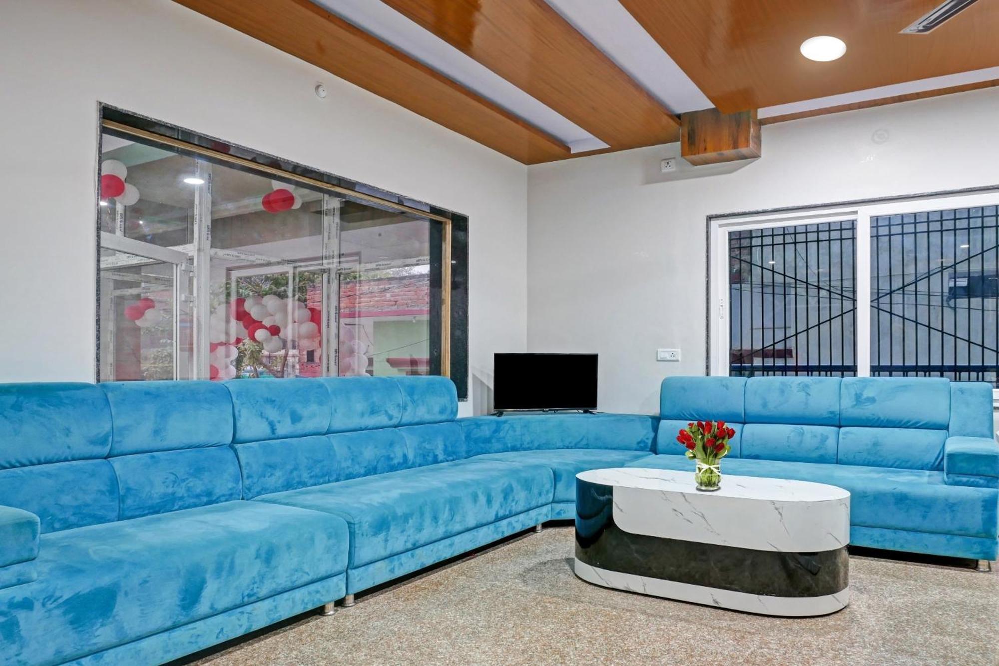 Townhouse Navneeta Grand Hotel Kakarmatha ภายนอก รูปภาพ