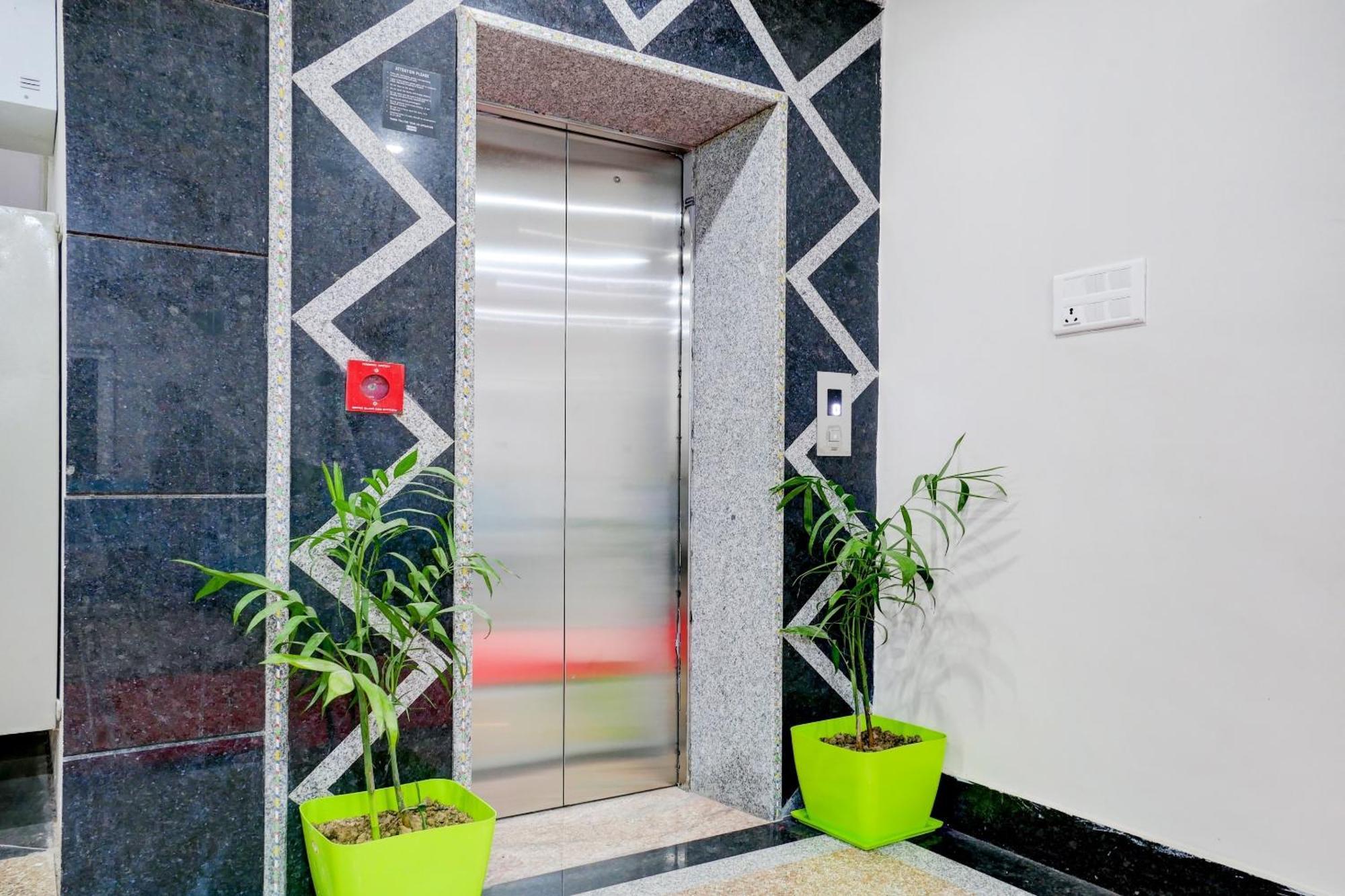 Townhouse Navneeta Grand Hotel Kakarmatha ภายนอก รูปภาพ