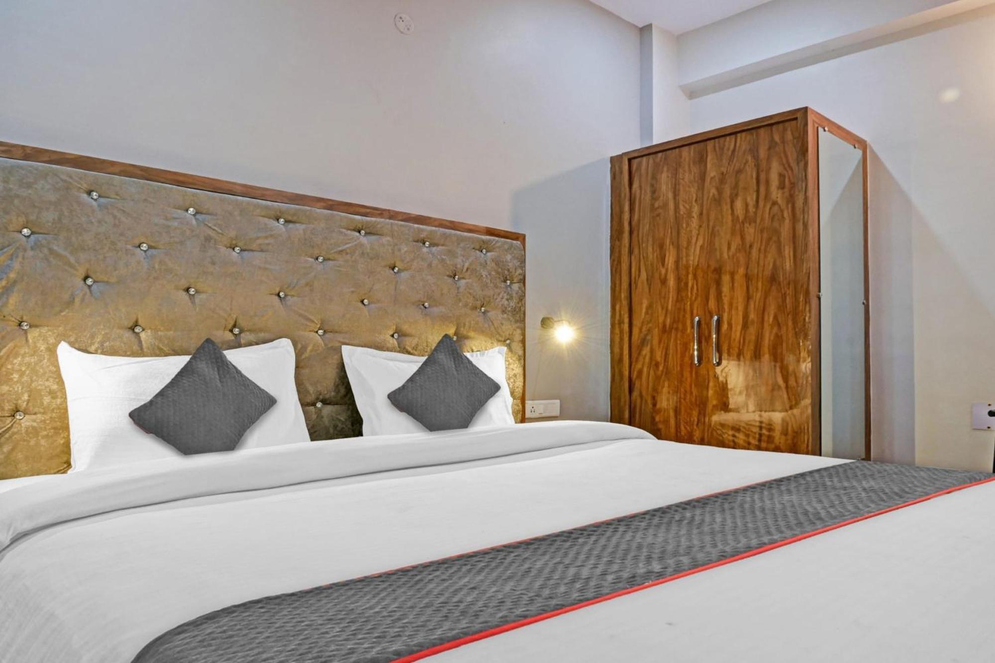 Townhouse Navneeta Grand Hotel Kakarmatha ภายนอก รูปภาพ