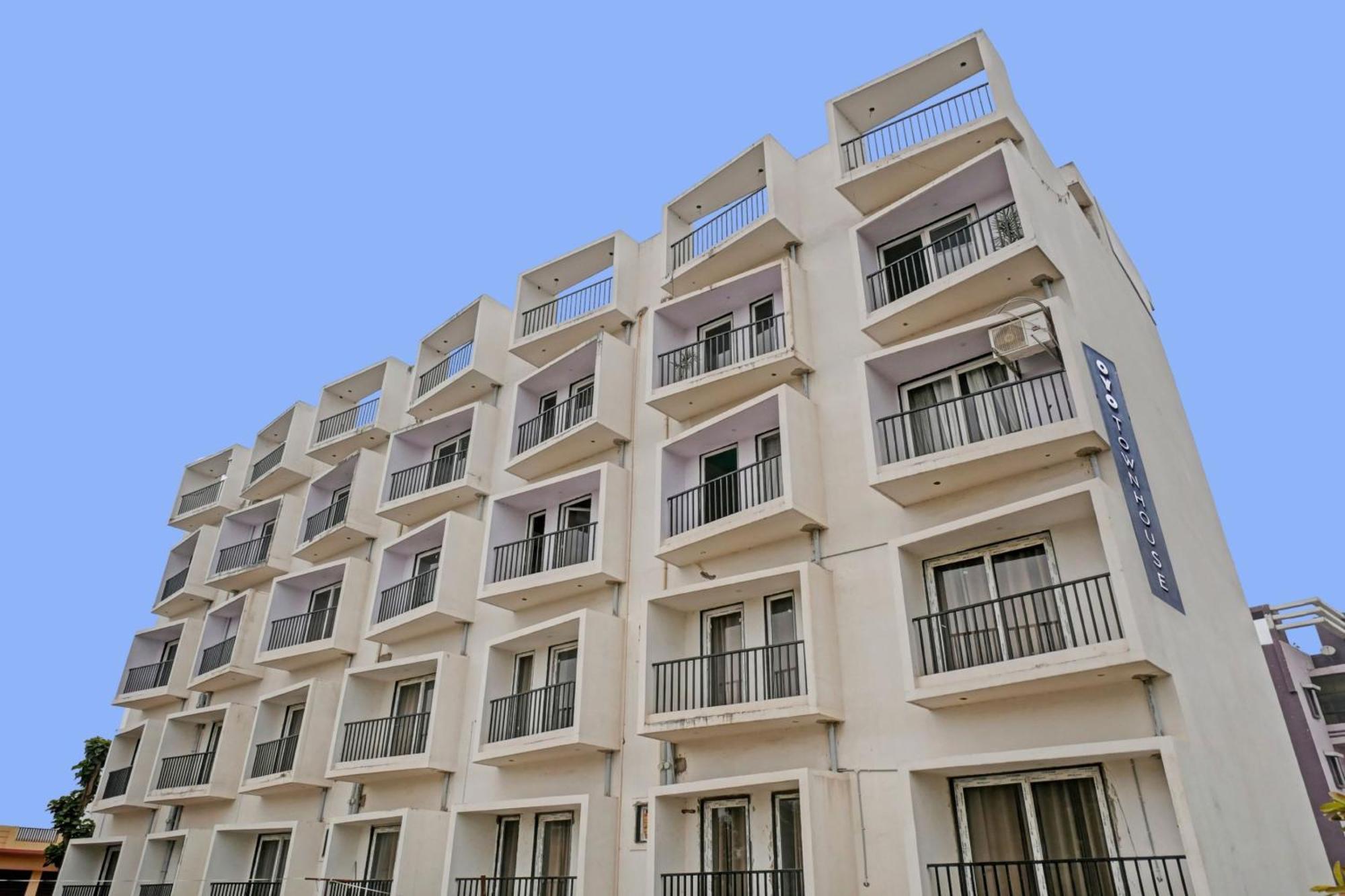Townhouse Navneeta Grand Hotel Kakarmatha ภายนอก รูปภาพ